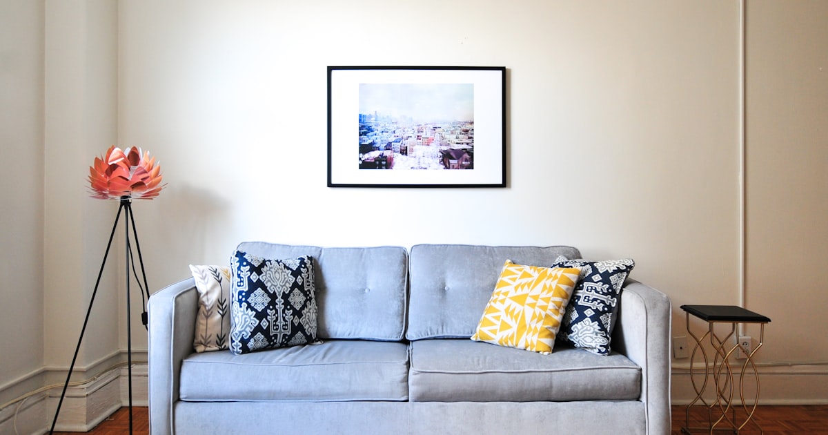 Verschiedene Matratzen-Zertifikate-Logos schematisch mit Beschriftung ihrer Prüfinhalte