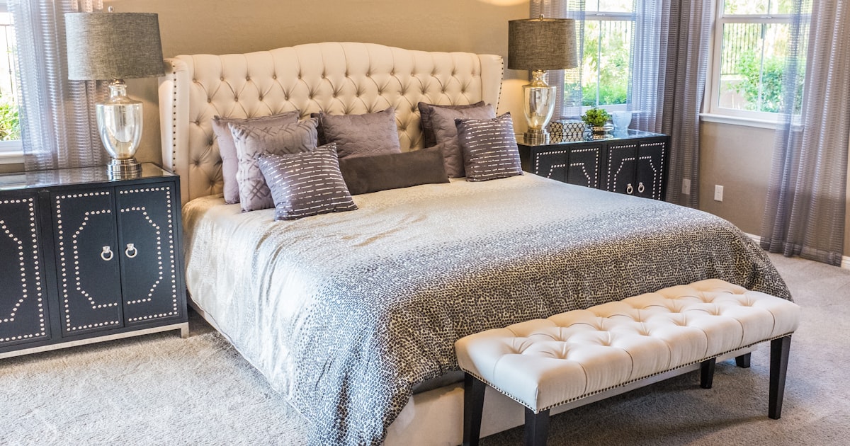 Matratzentopper auf einer Matratze, Querschnitt mit Schichtaufbau