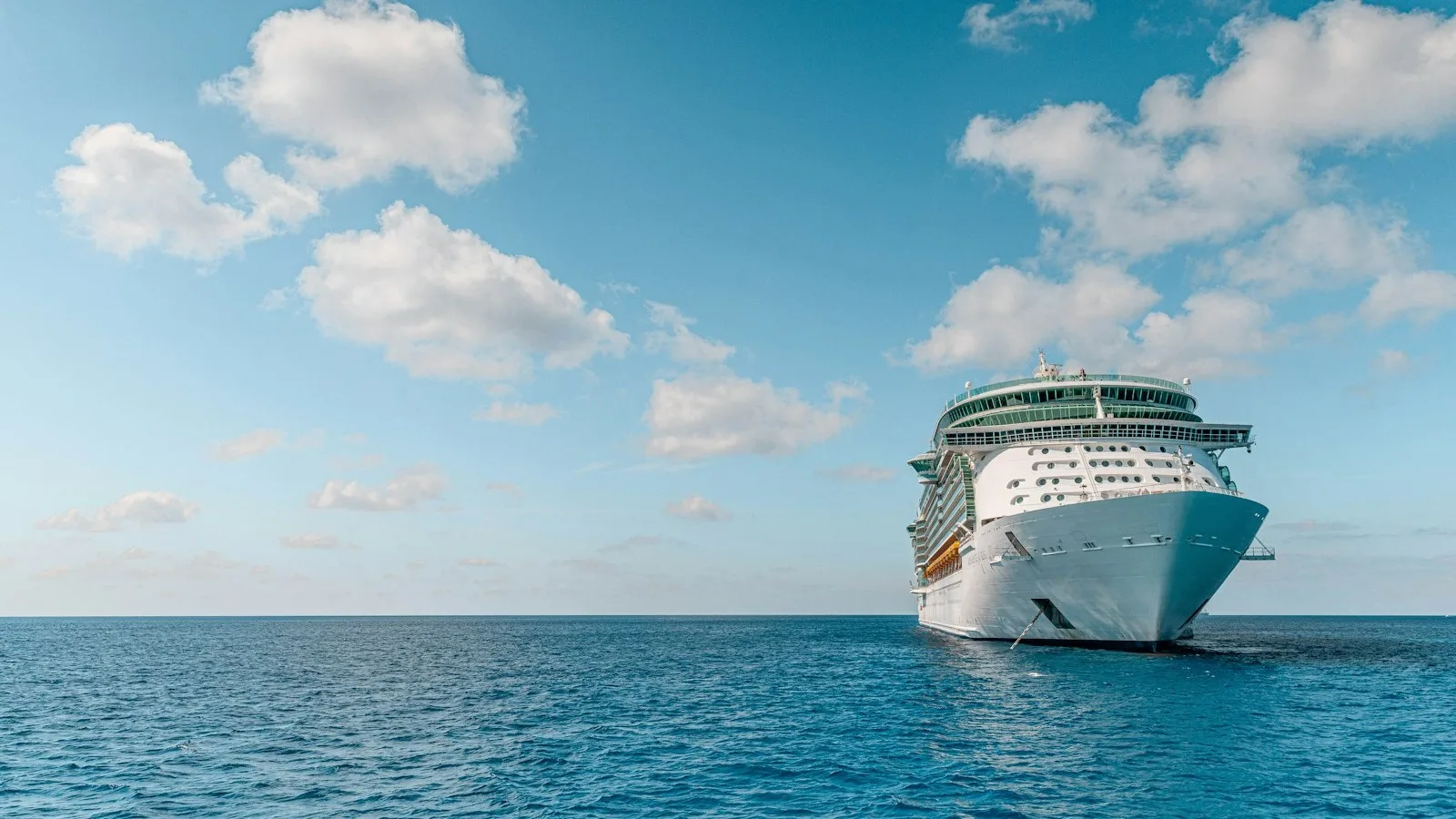 Kreuzfahrtschiff auf ruhiger See als Symbolbild für Kreuzfahrtschiff-Matratzen und Topper