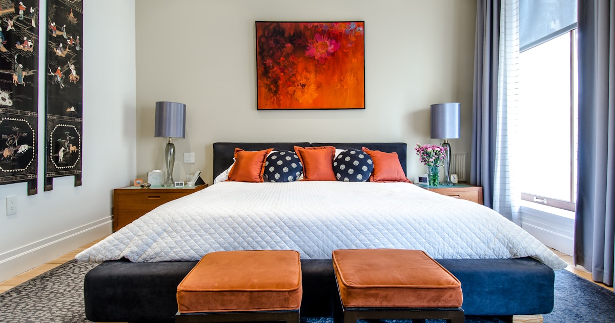 Bettdecken-Schnittansicht mit verschiedenen Füllmaterialien und Wärmeklassen-Symbolen